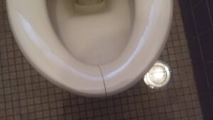割れたトイレ便器