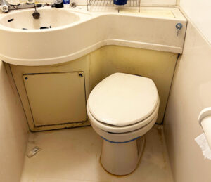 中野区3点式ユニットバス便器交換前