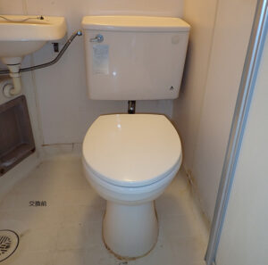 中野区3点式ユニットバストイレタンク交換前
